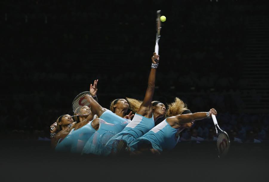 Un’esposizione multipla del servizio di Serena Williams contro Caroline Wozniacki, durante le semifinali Wta al Singapore Indoor Stadium (Reuters)
